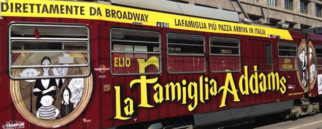La Famiglia Addams - pubblicità su un tram di Milano