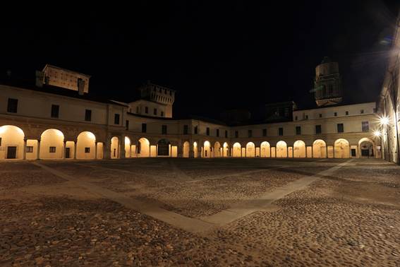 Mantova - Piazza Castello